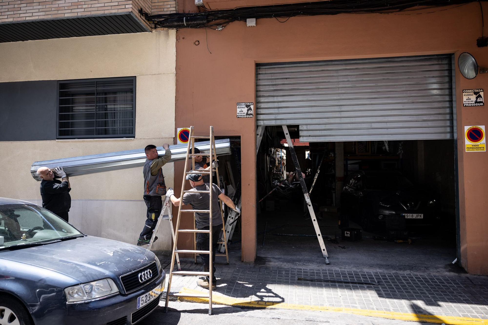 En imágenes | Desalojado un edificio en Delicias tras derrumbarse el suelo de un patio interior