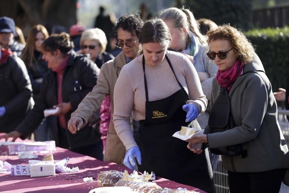 Los Reyes Magos llegan a Murcia repartiendo Roscón