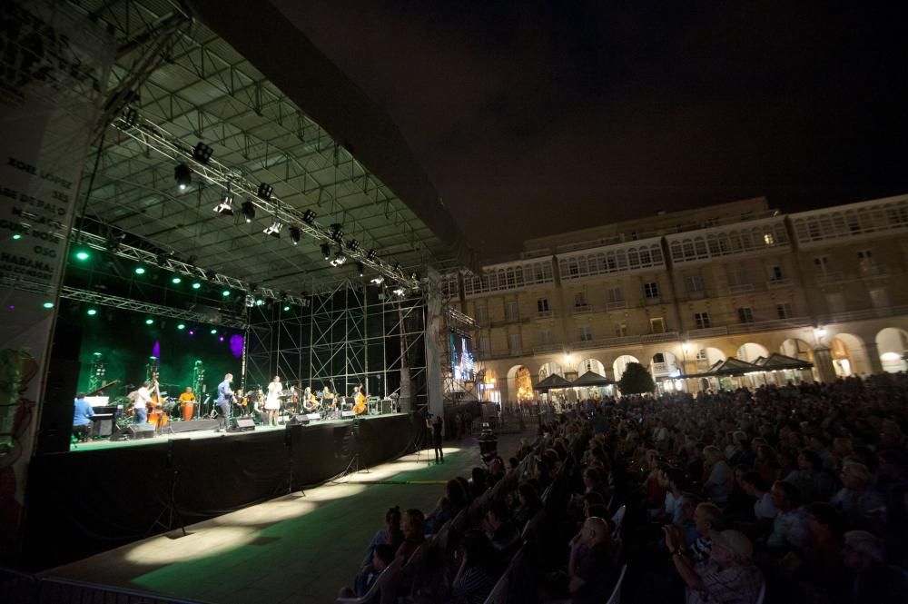 La cantante gallega rinde homenaje junto al músico cubano Alejandro Vargas al artista gallego que pasó gran parte de su vida en Cuba.