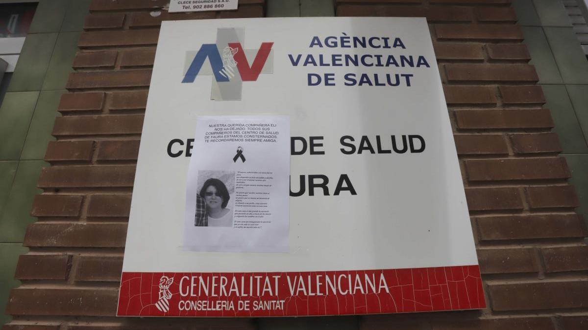 Un texto recuerda a la fallecida Isabel justo en la entrada del centro de salud de Faura, donde trabajaba.