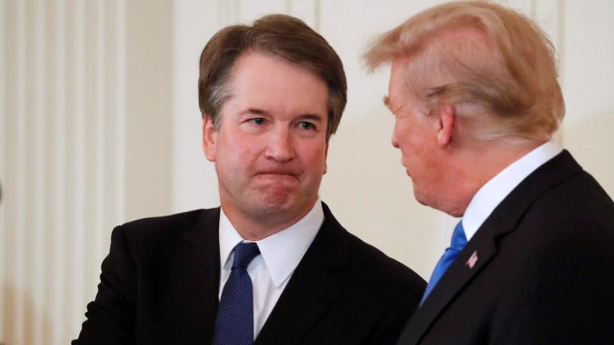 El juez Brett Kavanaugh da la mano a Trump tras su nominación.