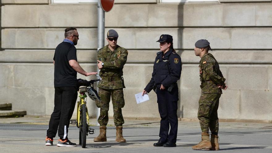 Agentes de la Policía Nacional y militares patrullan las calles // Rafa Vázquez