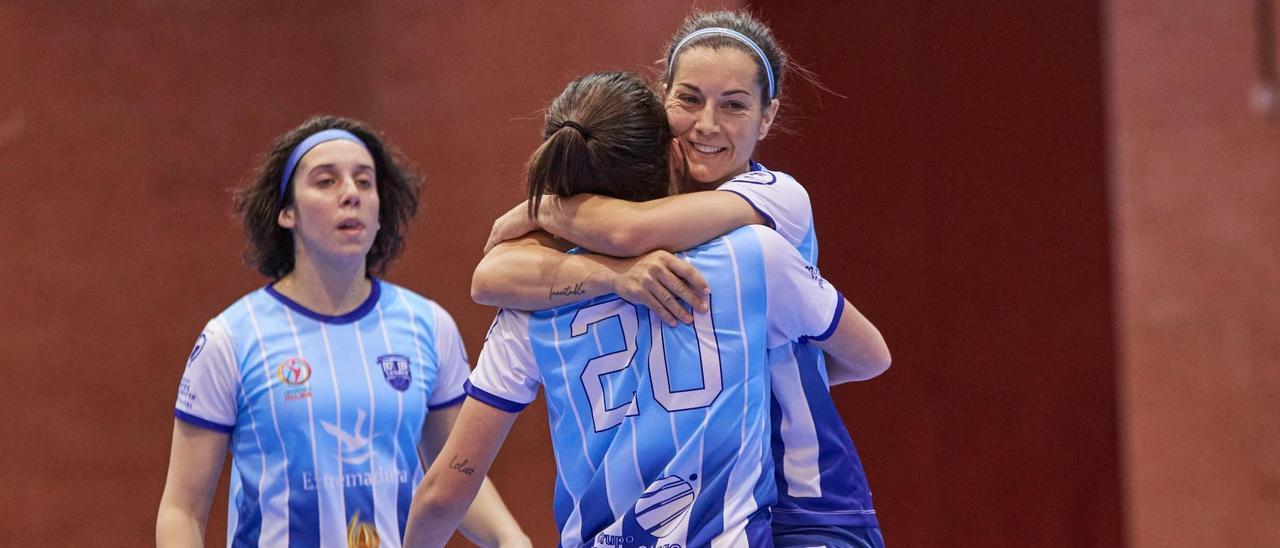 Los jugadoras de La Cruz celebran un gol en la final de Copa Extremadura.