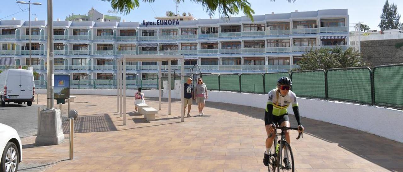 Turistas caminan cerca de un hotel en Gran Canaria.