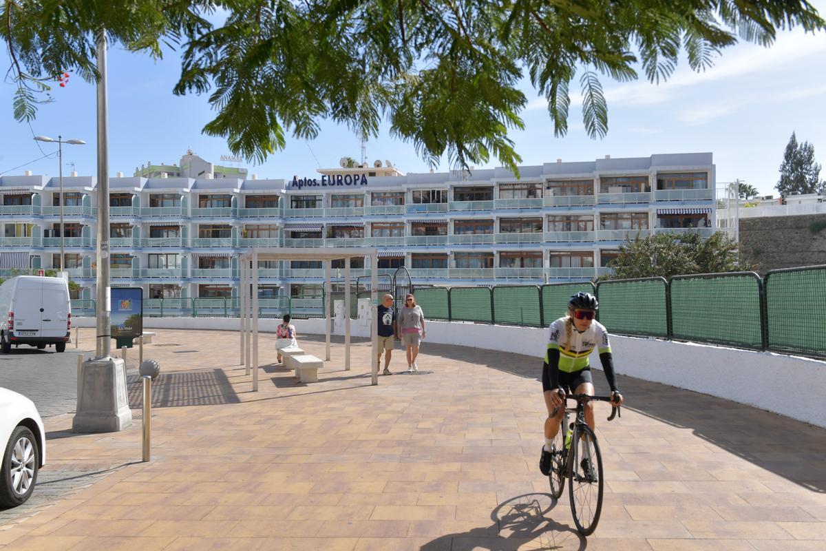 Turistas caminan cerca de un hotel en Gran Canaria.