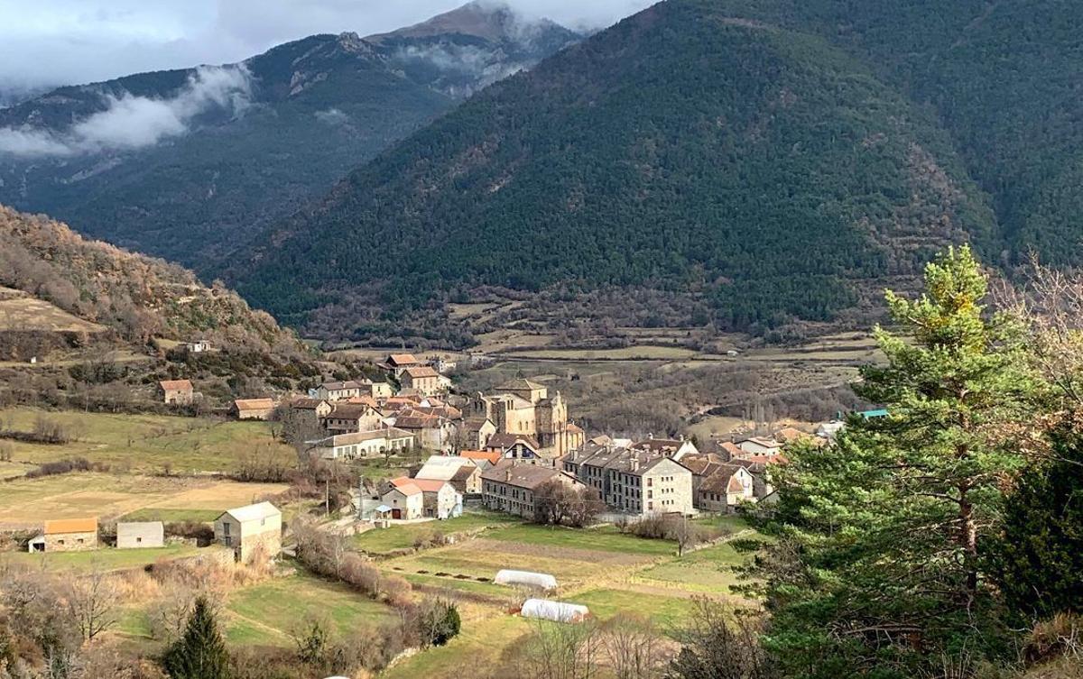 El monasterio está situado en Sirera, un municipio de 115 habitantes del valle de Hecho, en pleno Pirineo de Huesca.