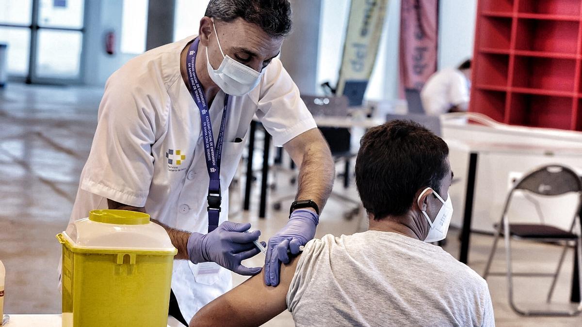 Canarias administra 292.317 dosis de las vacunas contra la Covid-19
