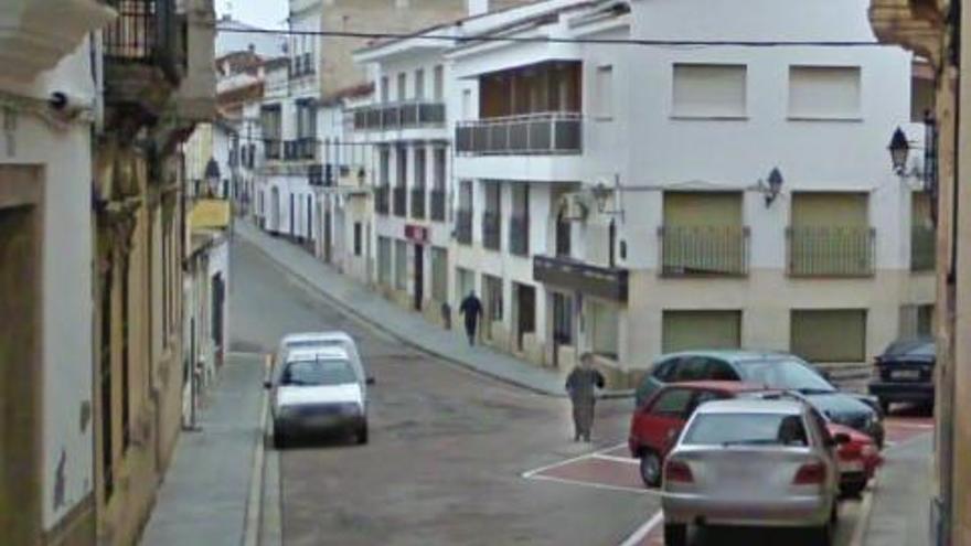 Tres afectados por el incendio de una vivienda en Alcántara