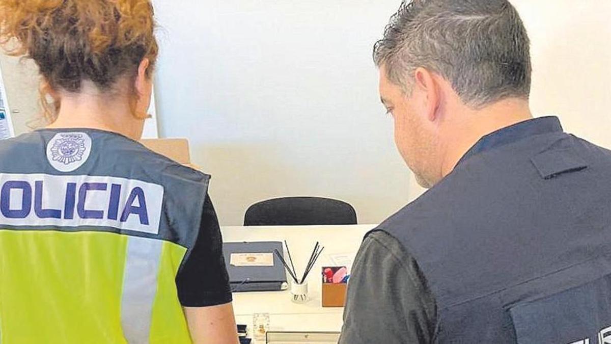 Agentes durante el registro de una vivienda de la empresa rusa en Tenerife.