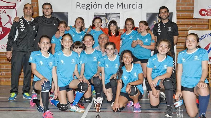 Las chicas del CD Judesa Molina posan con el trofeo conquistado en el Campeonato Regional.