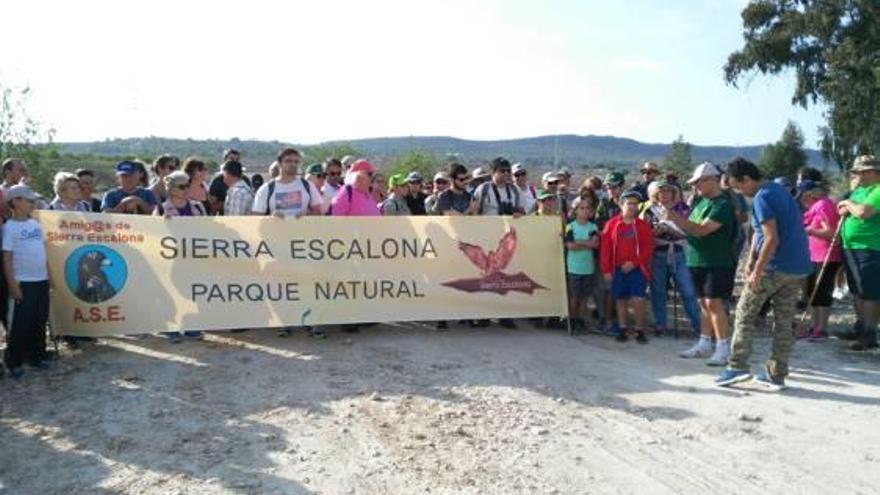 Más de 300 personas asisten  a la marcha por la protección de Sierra Escalona