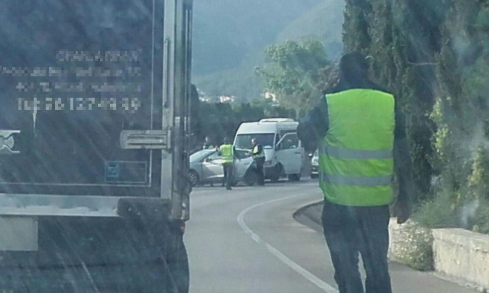 Imagen del dispositivo de control policial de hoy en las inmediaciones del supuesto yihadista, en Moraira.