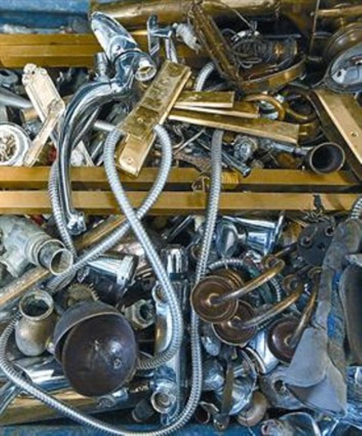 Material acumulat en una ferrovelleria.