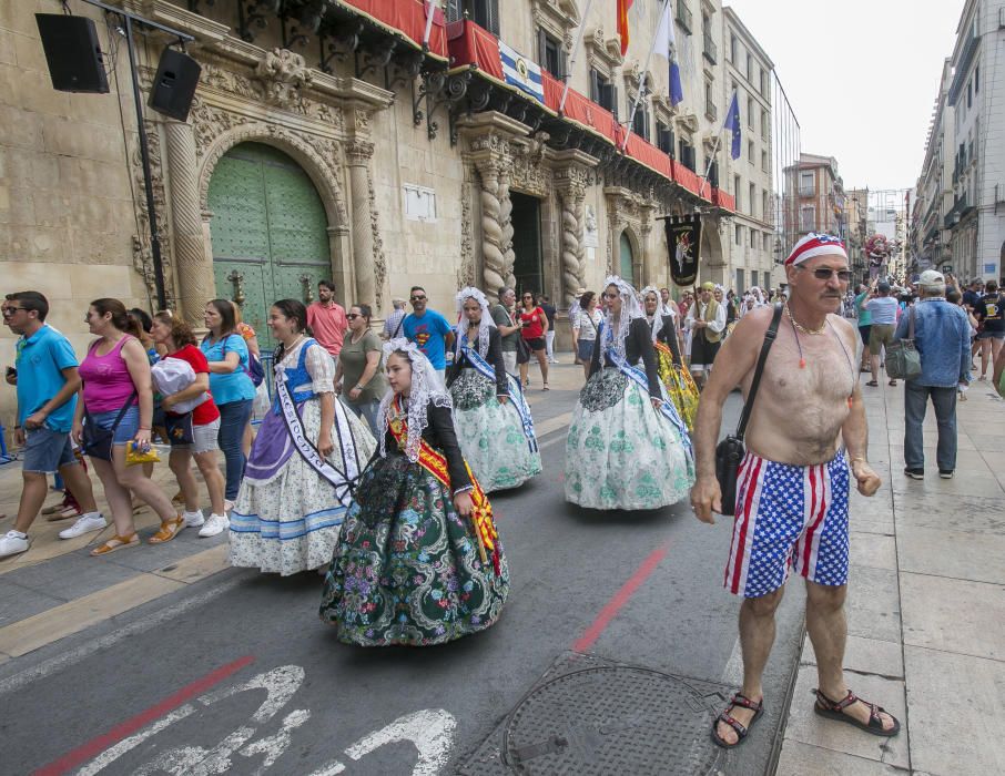 Hogueras 2019: El sábado festero arranca con el desfile de recogida de premios.