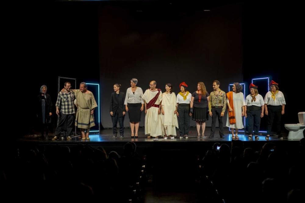 Representación de la obra 'Assemblea 3.0' del Grup de Teatre del IEE en 2018.