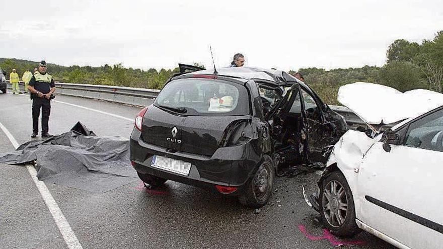 Muere un matrimonio al perder el control de su vehículo por la lluvia y causar un choque frontal en Tarragona