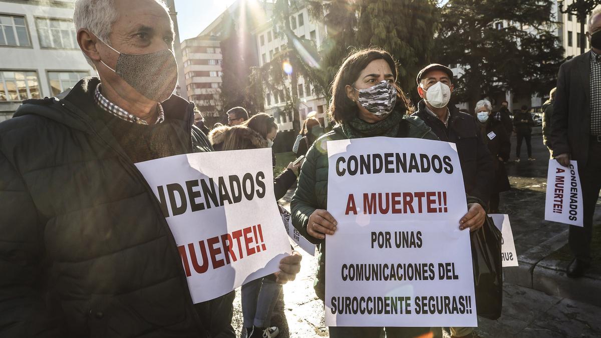 Concentración en Oviedo por el futuro del Suroccidente