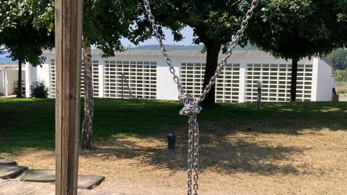 Los columpios del parque infantil carecen de asientos desde hace meses.