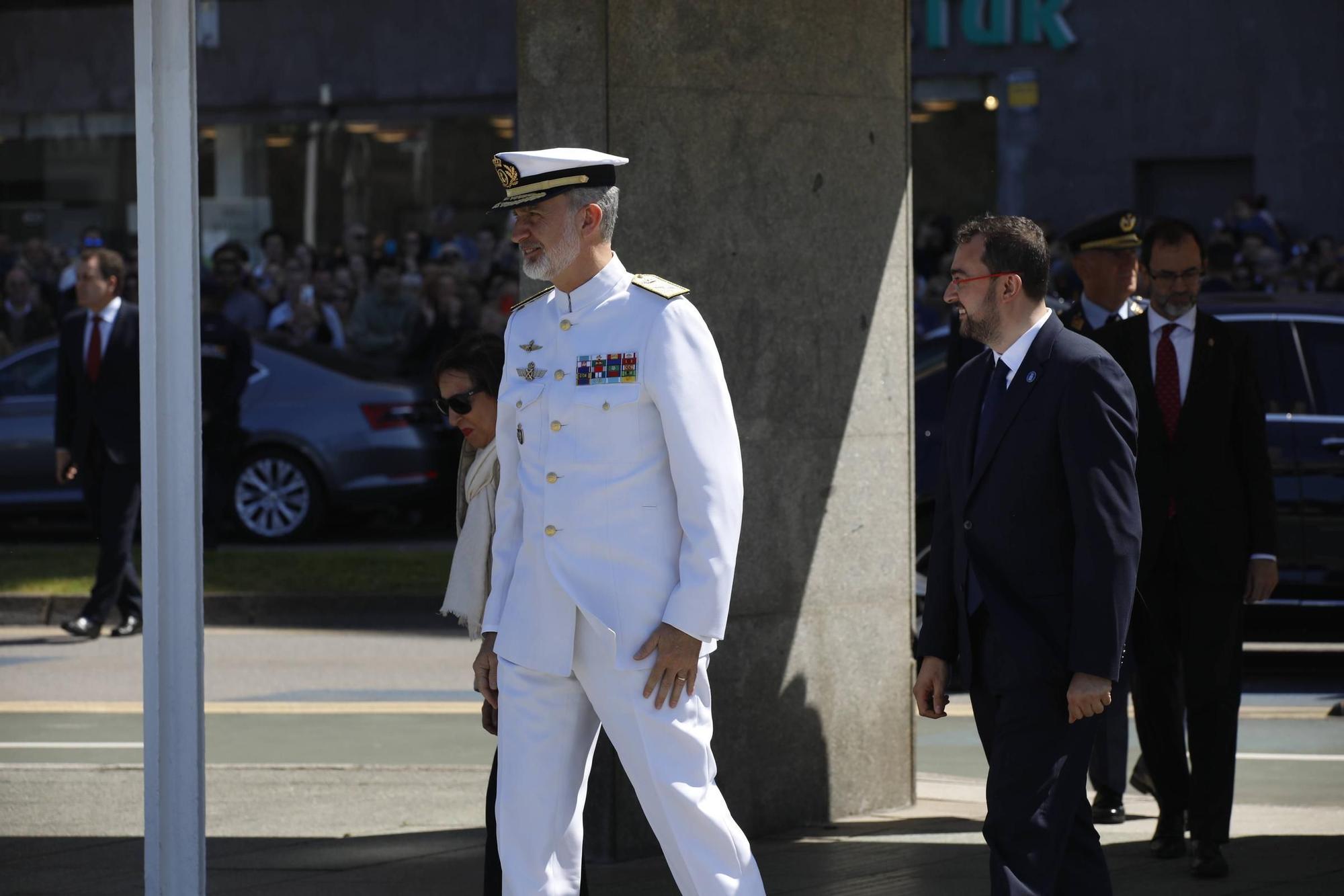 EN IMÁGENES: Así fue la revista naval  del Rey Felipe VI y la exhibición aérea en Gijón por el Día de las Fuerzas Armadas