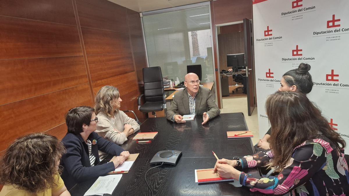 Reunión de Rafael Yanes con la comunidad del centro Bethencourt y Molina