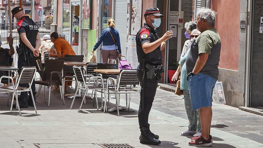 La Policía Canaria vigila la calle Triana para garantizar el uso de la mascarilla