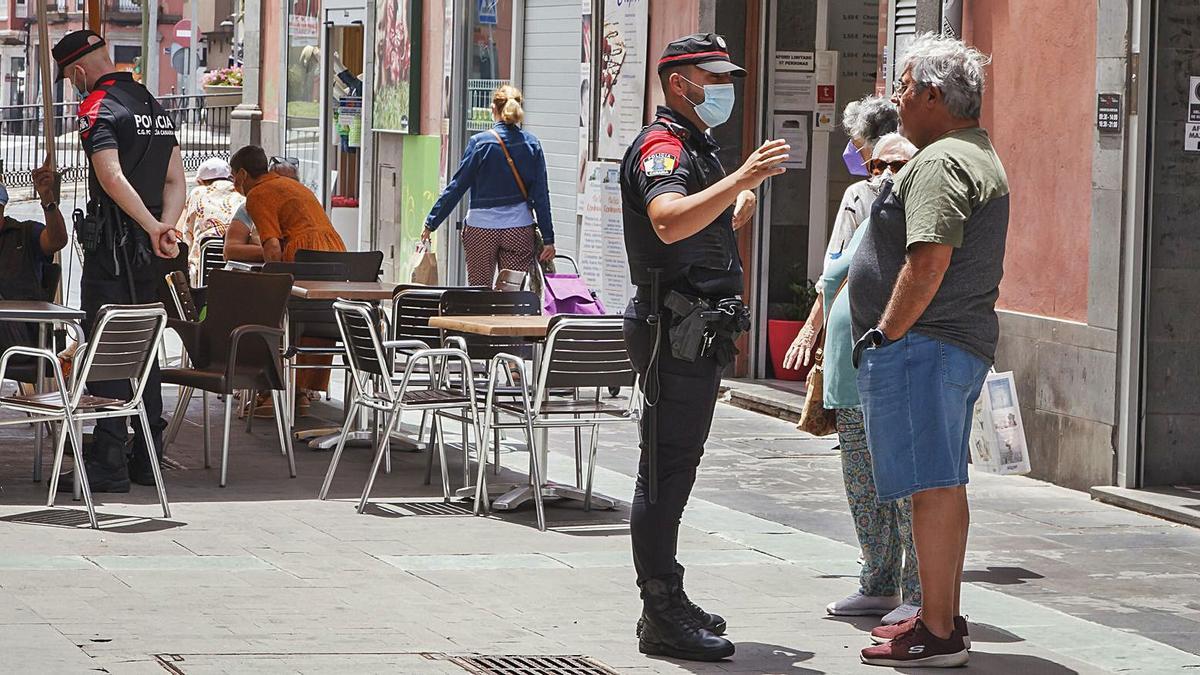 Agentes de la Policía Canaria realizan controles en la calle Triana de Las Palmas de Gran Canaria, ayer. | | MAURICIO DEL POZO
