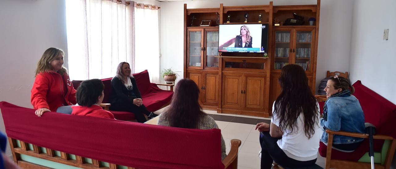 Mujeres de la comunidad terapéutica Charo Cordero de Plasencia, con la directora.