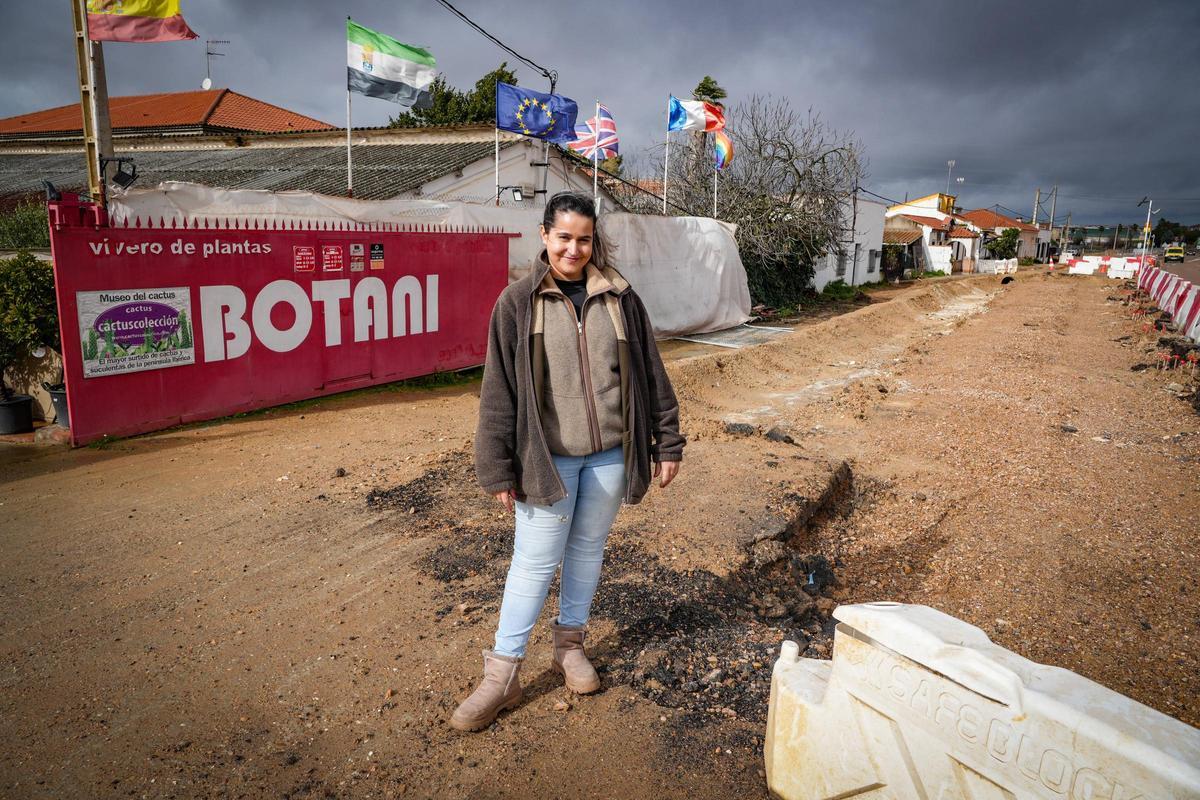 Clara María Díaz, propietaria de Botani, en la puerta de su negocio en la carretera de Sevilla.