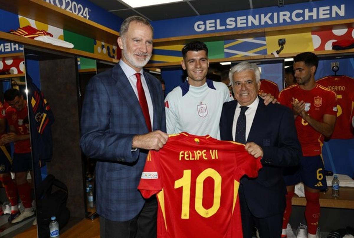 EUROCOPA ESPAÑA ITALIA | Felipe VI a la Selección: “Si seguís jugando así va a haber alegrías” EUROCOPA ESPAÑA ITALIA | Felipe VI a la Selección: “Si seguís jugando así va a haber alegrías”