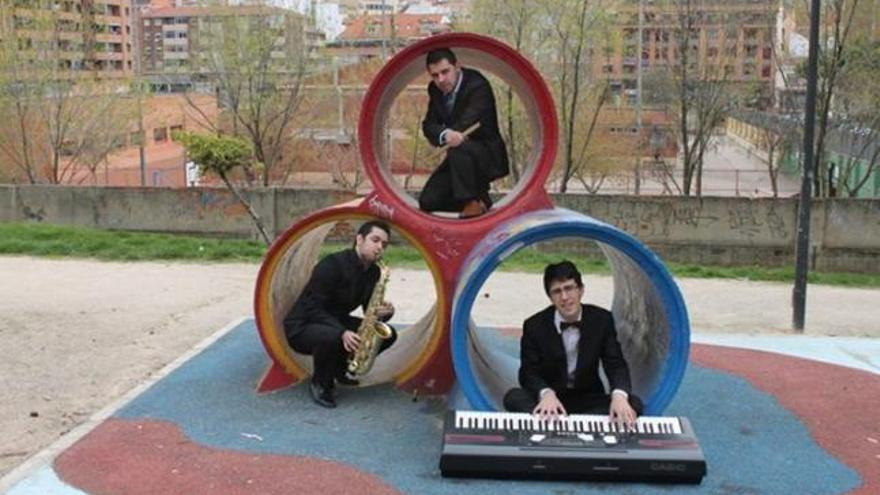 Los tres integrantes de «Blazz &amp; Jues» con sus instrumentos.