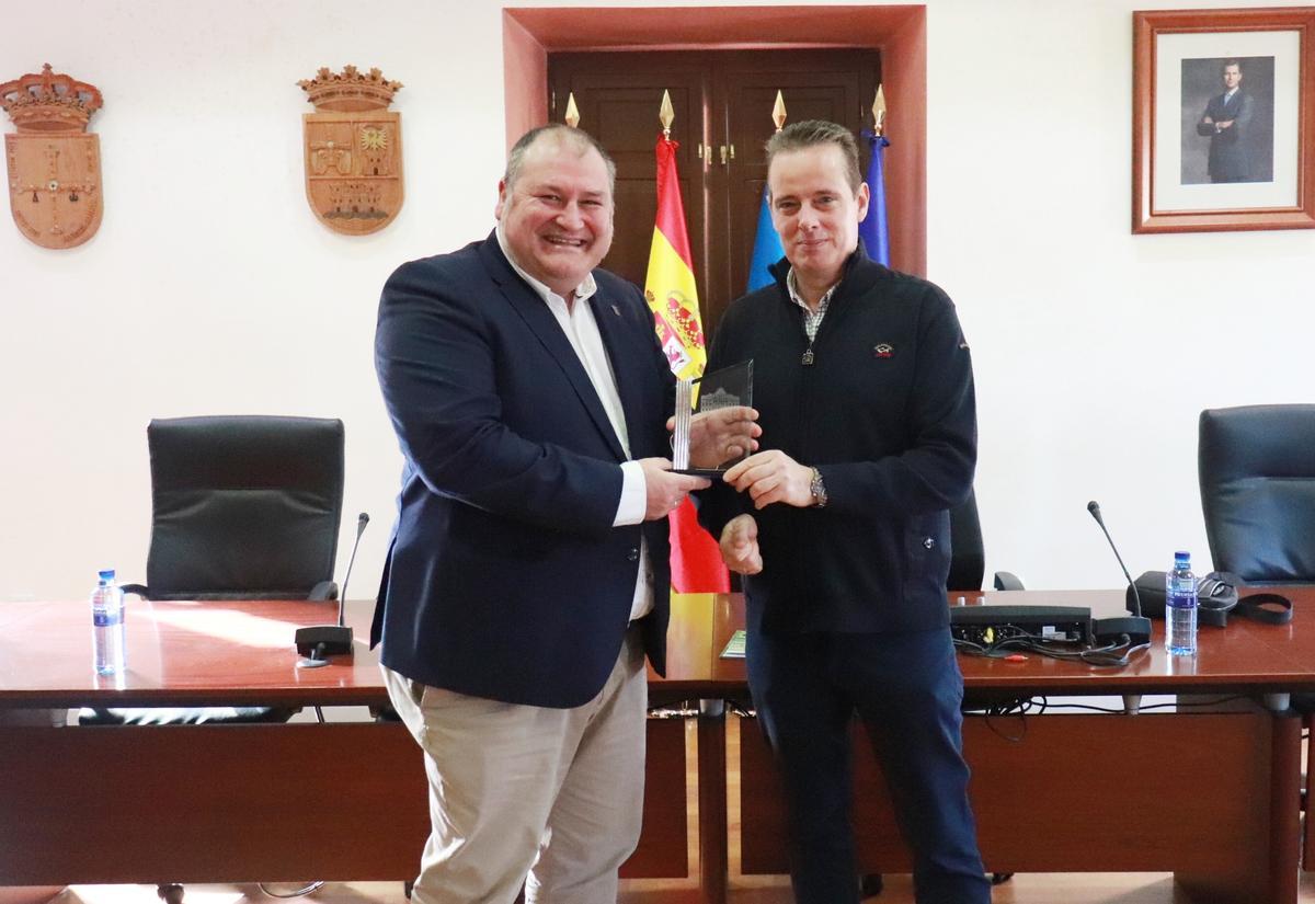 A la izquierda, César Álvarez, alcalde de Vegadeo; a la derecha, Marcelino Marcos, presidente de la Junta