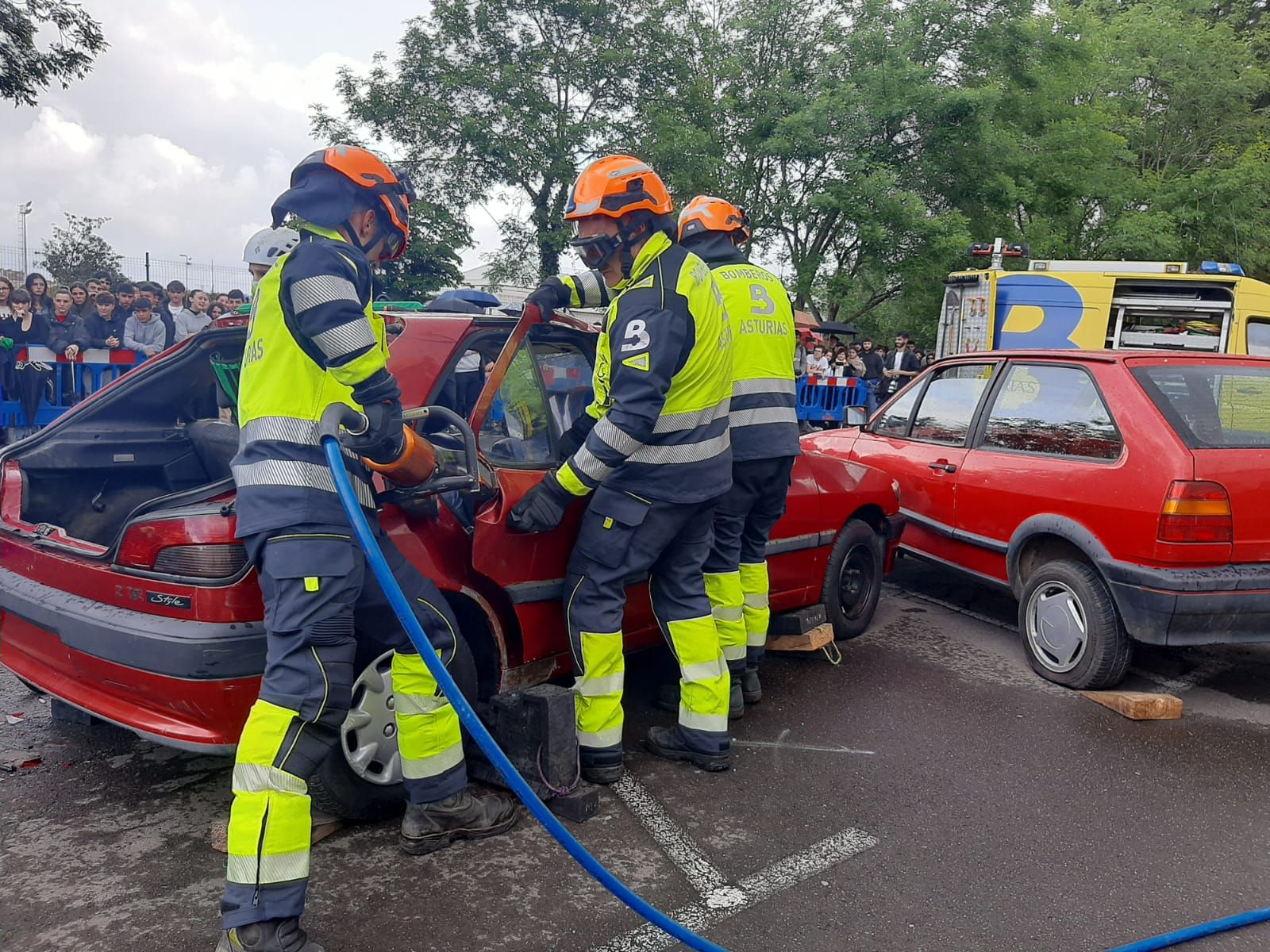 El IES de Noreña se examina de Emergencias: así ha sido el simulacro de accidente celebrado en el centro