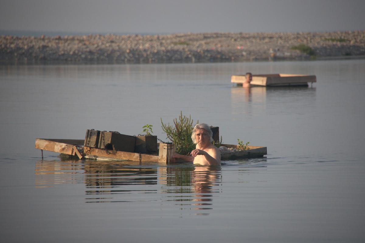 Momento en que retiraban las plataformas flotantes del agua.
