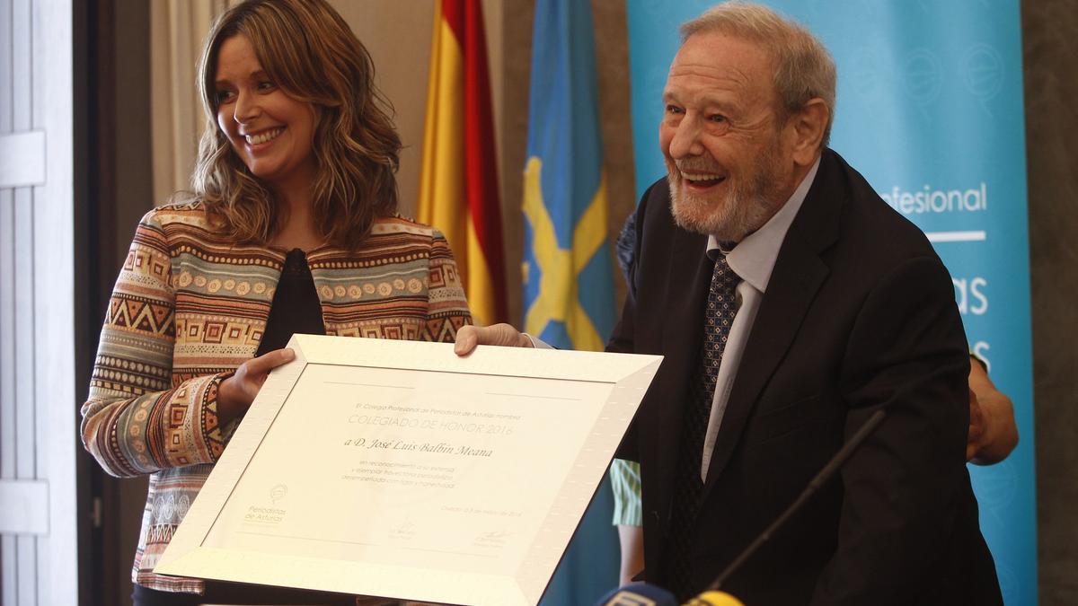 El periodista asturiano José Luis Balbín, recogiendo su título de Colegiado de Honor en Asturias.