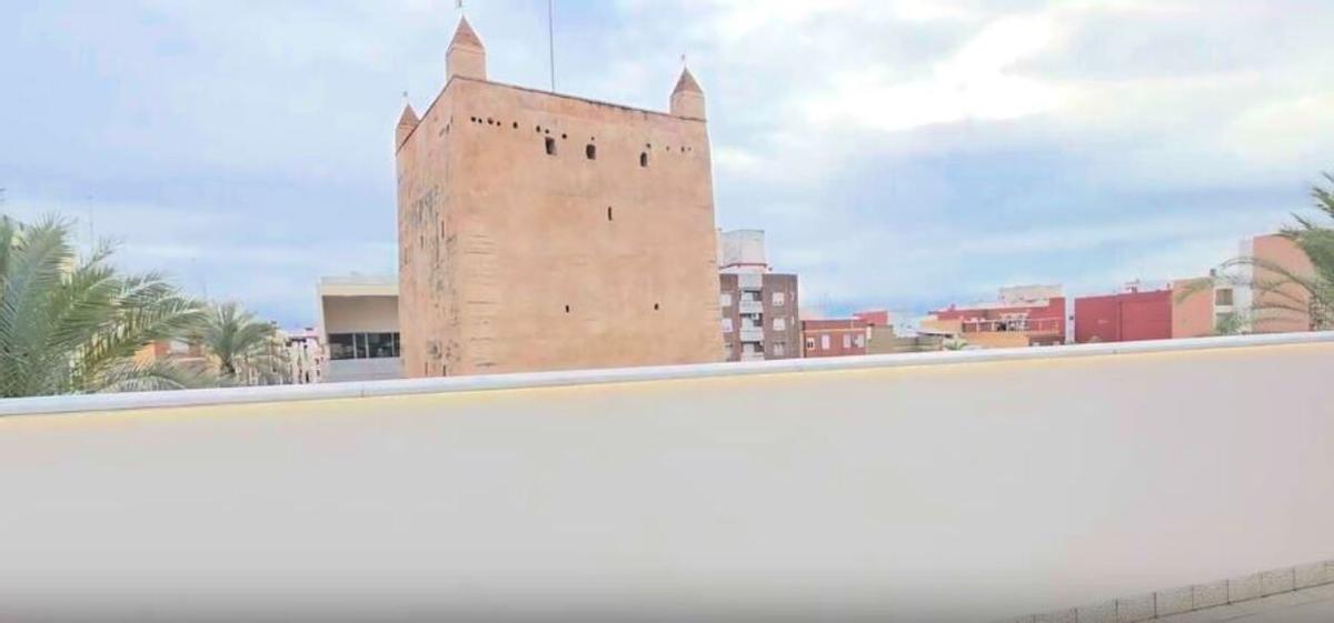 Vistas de la Torre de Torrent desde el ático a la venta.