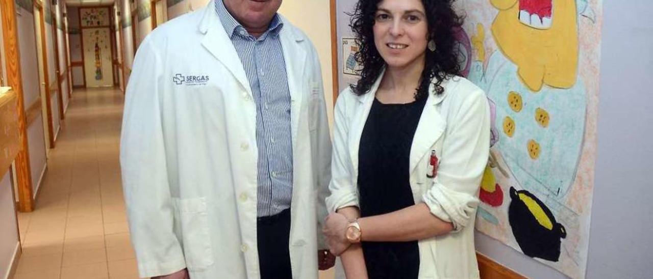 José Antonio Couceiro y Ana Batalla, en un pasillo del Hospital Provincial. // Rafa Vázquez