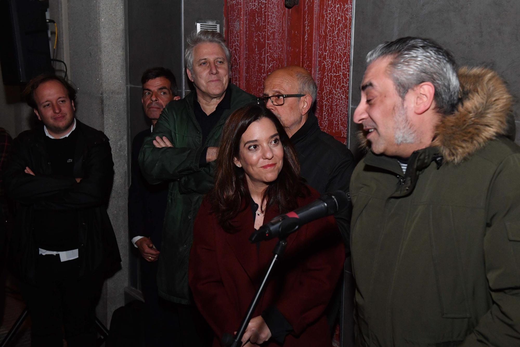 Placa a Xaime Cabanas en la casa de A Coruña donde nació y vivió