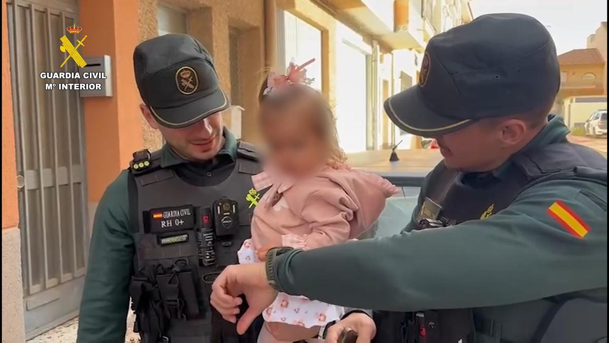 Dos guardias civiles salvan la vida a una bebé en parada respiratoria gracias a la maniobra de Heimlich en Alhama.