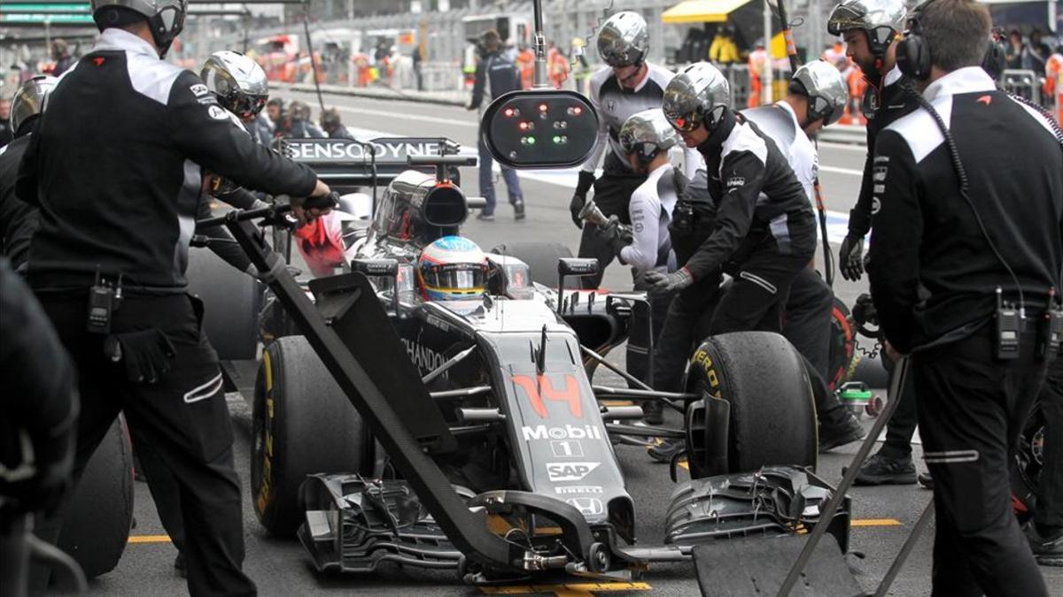 Fernando Alonso, en un pitstop