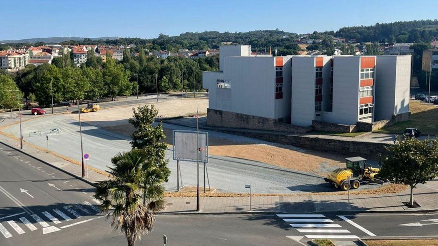 Aspecto que presentaba ayer la parcela de O Regueiriño, que será habilitada como aparcamiento disuasorio.