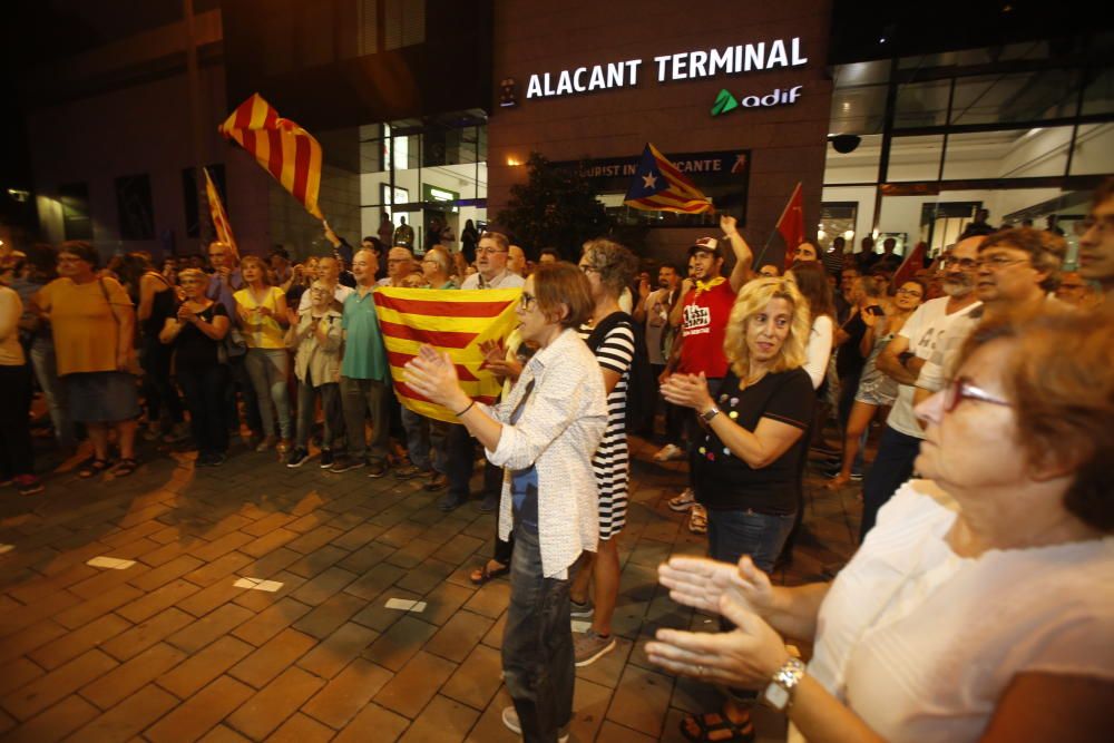 Acció Cultural del País Valencià y otras entidades protestan frente a la estación de Renfe