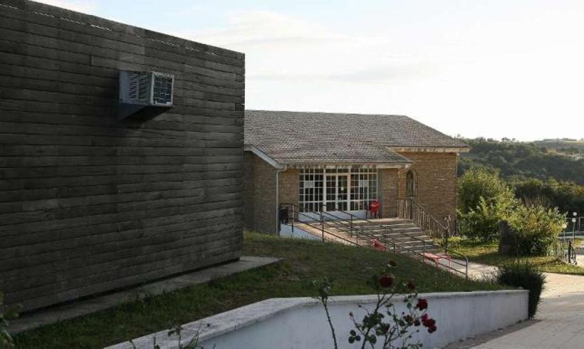 En primer término, el edificio modular del Xacobeo; al fondo, el nuevo albergue municipal. // Bernabé/Gutier