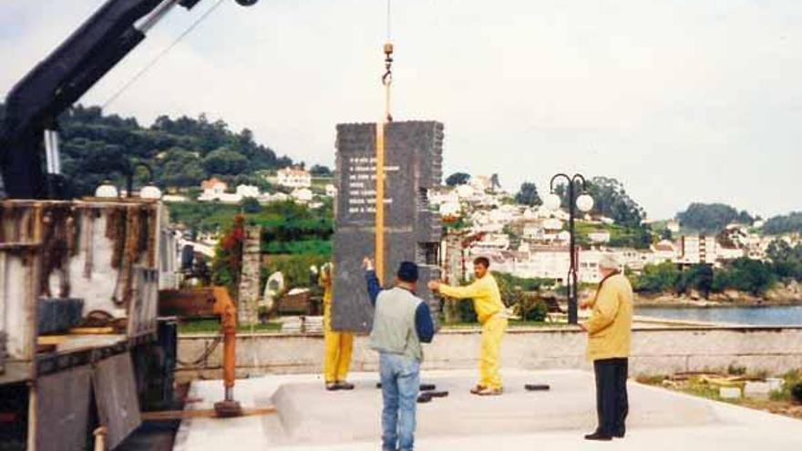 Instalación do monumento a Carballeira, no ano 1999.