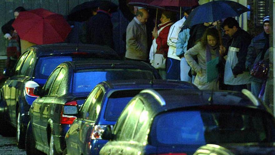 Varias personas haciendo cola ante una oficina de empleo en A Coruña.