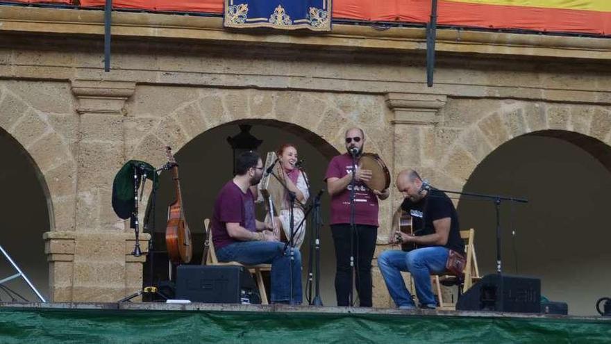 El grupo de folk Tarna, ayer en la Plaza Mayor de Benavente.