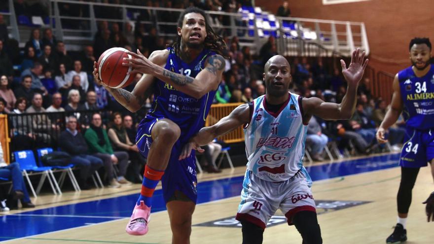 Demetric Horton penetra a canasta ante Hasbrouck. |