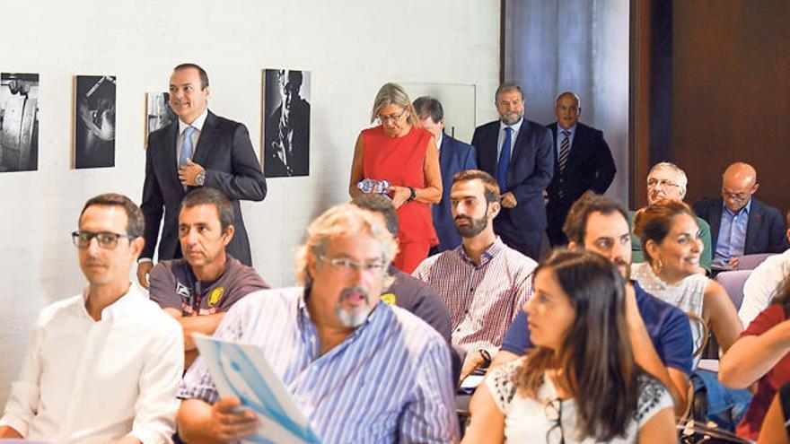 Augusto Hidalgo entra en el salón de actos del Castillo de La Luz.