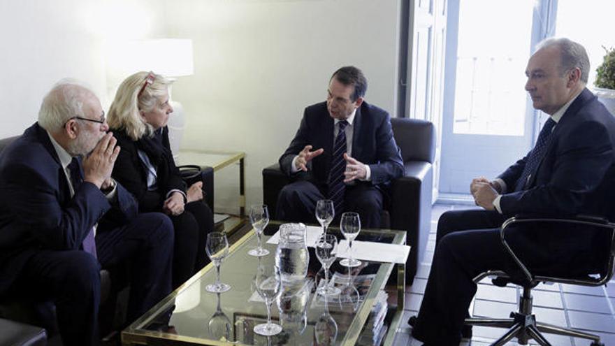 Abel Caballero, esta mañana, junto a integrantes de la Cruz Roja, Accem y CEAR // EFE