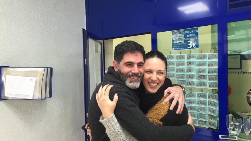 Ángel y su hermana Ofelia se abrazan tras conocer qeu vendieron el tercer premio.