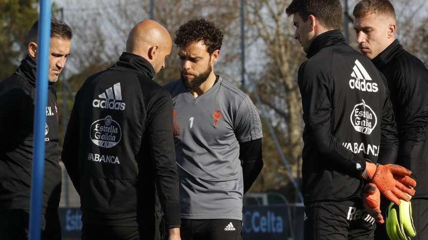 Cardoso, ayer junto a Nando Villa, habla con los porteros Sergio, Iván y Rubén. // Ricardo Grobas